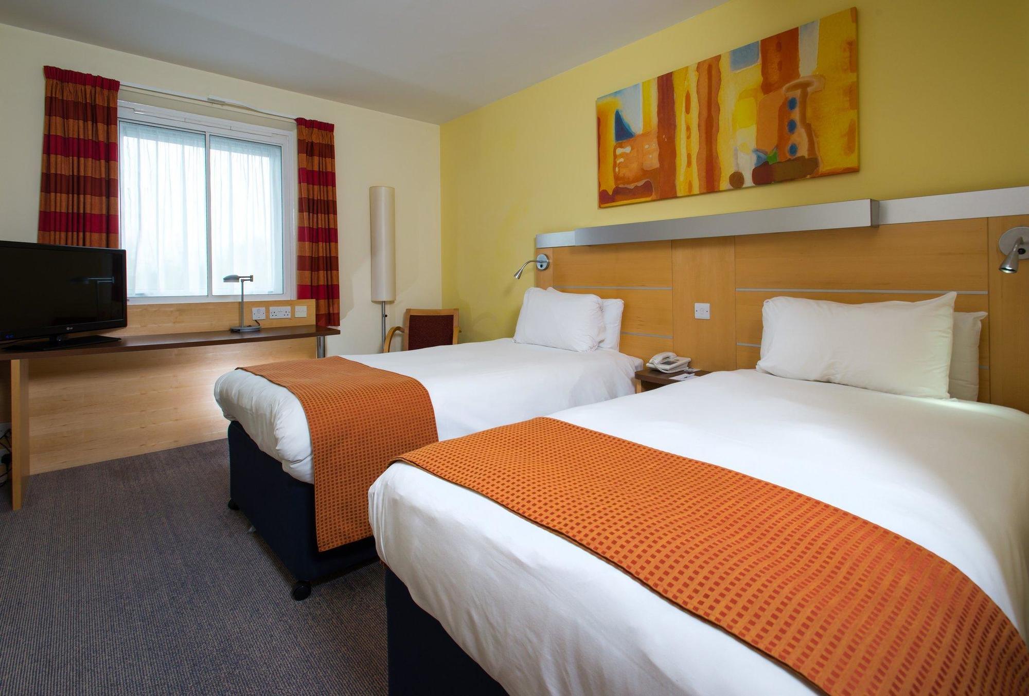 Holiday Inn Express Bedford By Ihg Exterior foto
