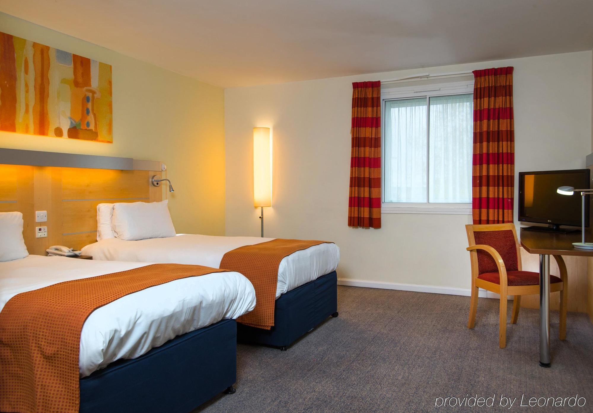 Holiday Inn Express Bedford By Ihg Exterior foto